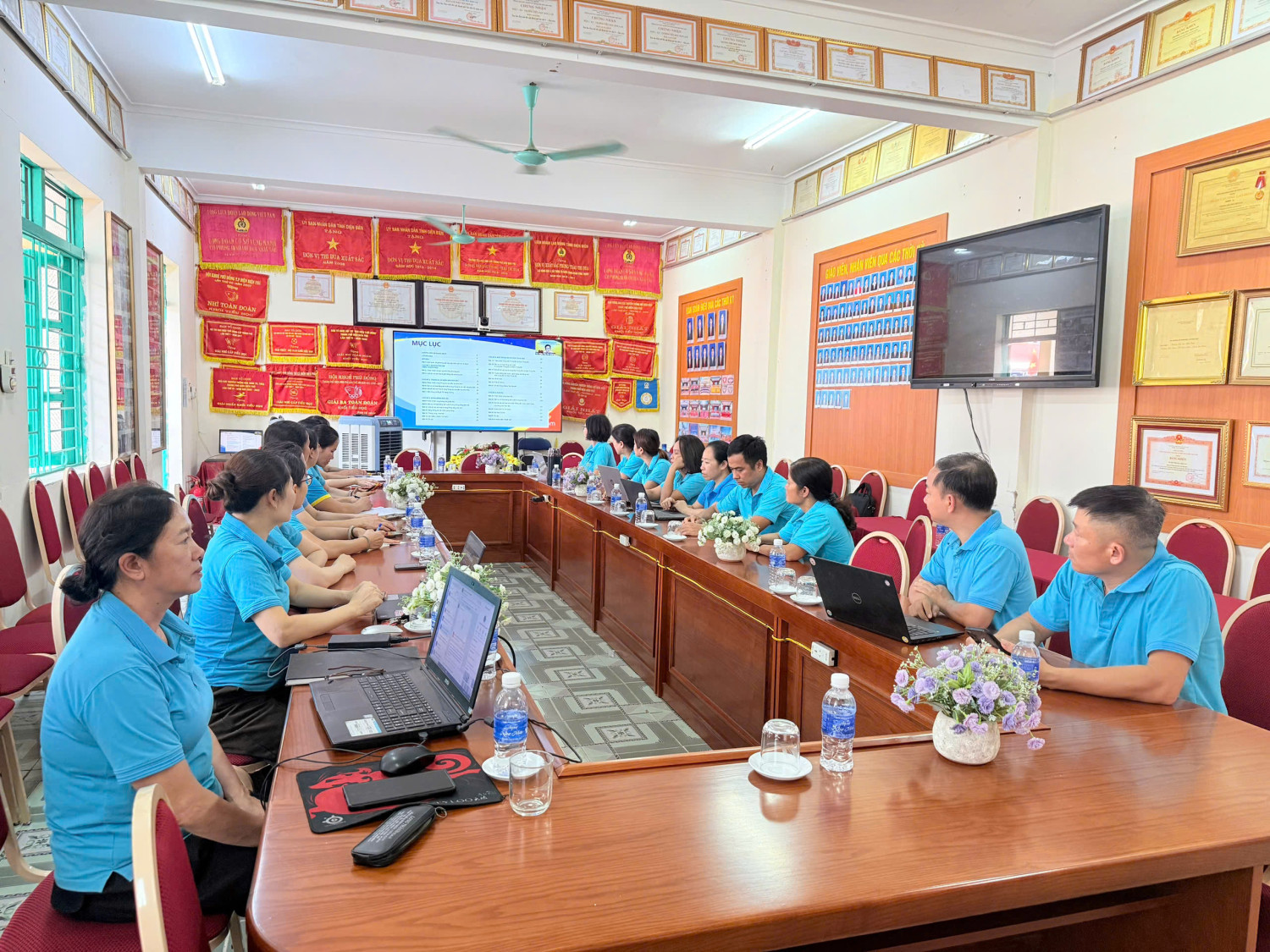 TRƯỜNG TIỂU HỌC HIM LAM, PHƯỜNG ĐIỆN BIÊN PHỦ TÍCH CỰC TẬP HUẤN, BỒI DƯỠNG GIÁO VIÊN SỬ DỤNG SÁCH GIÁO KHOA PHỤC VỤ NĂM HỌC MỚI