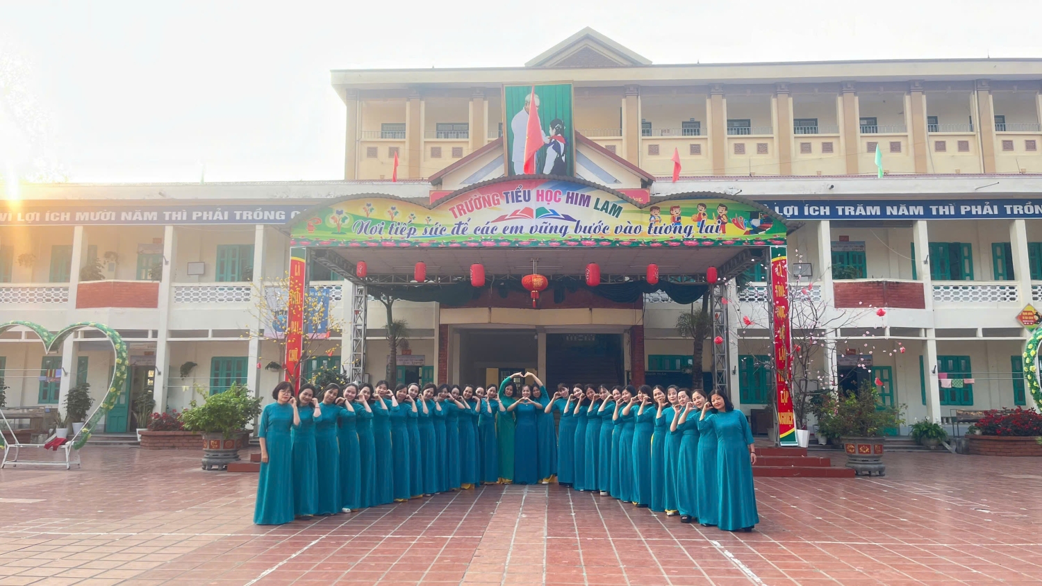 TRƯỜNG TIỂU HỌC HIM LAM RỘN RÀNG “TUẦN LỄ ÁO DÀI” NĂM 2025